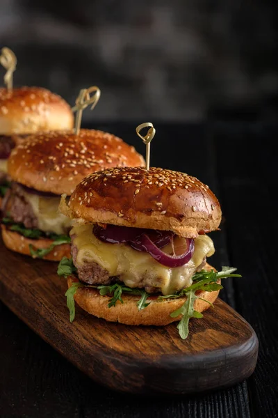 Házi lédús burger, marhahús, sajt, karamellizált hagyma — Stock Fotó