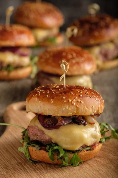 Házi lédús burger, marhahús, sajt, karamellizált hagyma. — Stock Fotó
