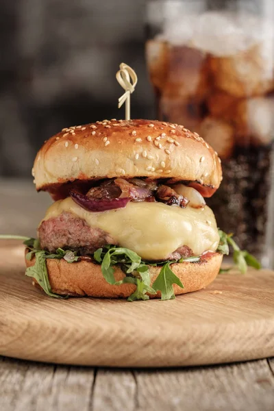 Домашний сочный чизбургер с говядиной, сыром и карамелью — стоковое фото