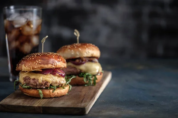 Zelfgemaakte heerlijke hamburger met rundvlees, kaas en gekarameliseerde ui — Stockfoto