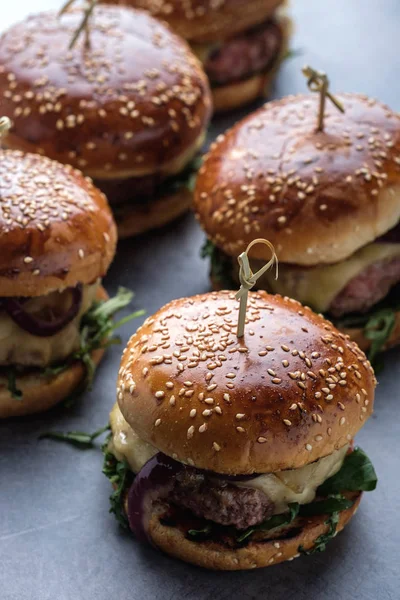Zelfgemaakte sappige hamburgers met rundvlees, kaas en gekarameliseerde uien. — Stockfoto