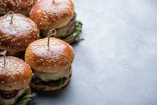 Hambúrguer suculento caseiro com carne bovina, queijo e cebola caramelizada . — Fotografia de Stock