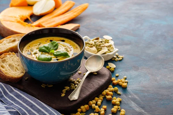 Délicieuse soupe de citrouille maison avec des feuilles de basilic. Espace de copie — Photo