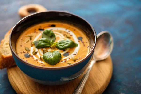 Delicious buatan sendiri sup labu dengan daun kemangi . — Stok Foto