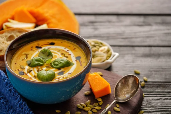 Delicious homemade pumpkin soup with basil leaves. Copyspace — Stock Photo, Image