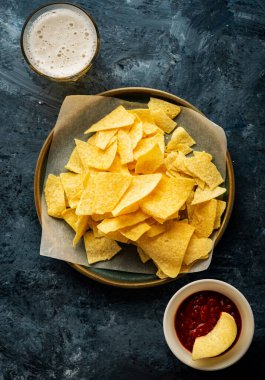 Domates ve ketçap soslu Meksika cipsi. Meksika yemeği konsepti. Soslu, sarı mısır cipsi. Üst görünüm.