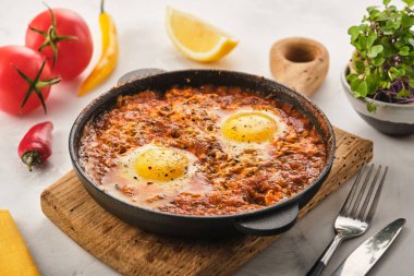 Shakshuka, domates soslu sahanda yumurta. Geleneksel Akdeniz Kızarmış Yumurtaları. İsrail mutfağı