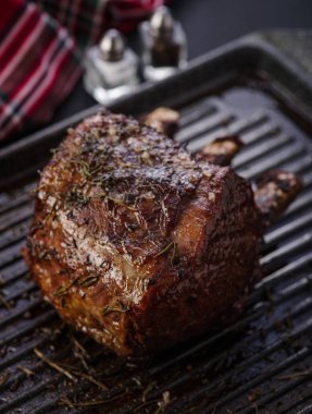 Izgara et ve ızgarada kemik. Kızarmış biftek. Kızartma - Orta pişmiş.