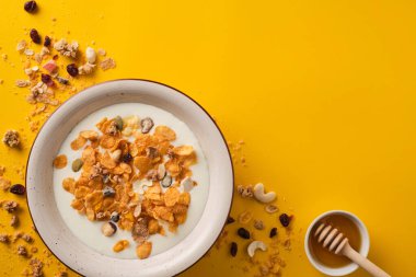 Yoğurtlu müsli. Sağlıklı kahvaltı. Sağlıklı bir yaşam tarzı. Çocuklar için besin. Kahvaltı gevreği. Üst görünüm.