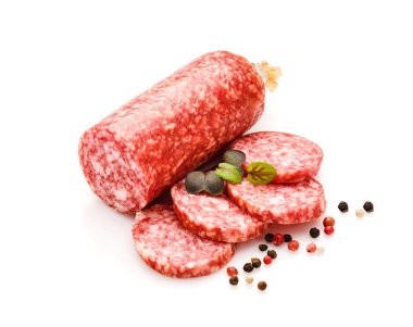 Beyaz arka planda izole edilmiş salam, sosis, bitki ve karabiber.