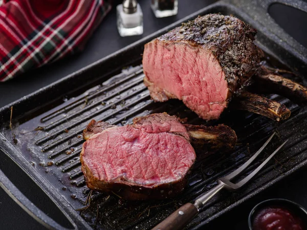 Pedaço Carne Grelhado Com Osso Numa Grelha Bife Frito Assar — Fotografia de Stock