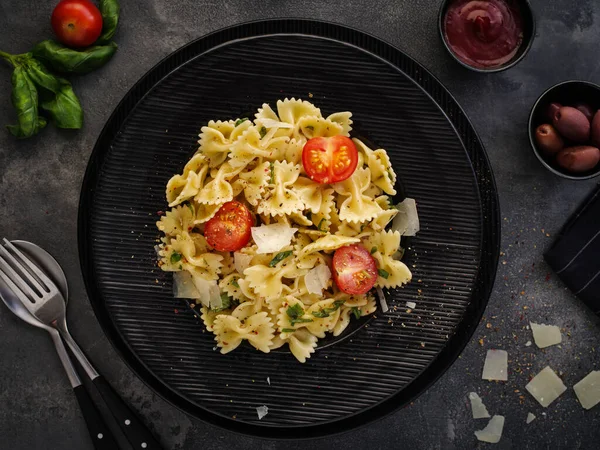 Massa Farfalle Com Parmesão Manjericão Tomate Cereja Cozinha Italiana Vista — Fotografia de Stock