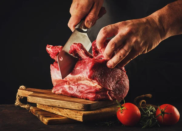 Carniceiro Macho Corta Carne Crua — Fotografia de Stock