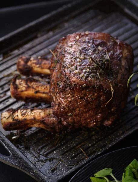 Pedaço Carne Grelhado Com Osso Numa Grelha Bife Frito Assar — Fotografia de Stock