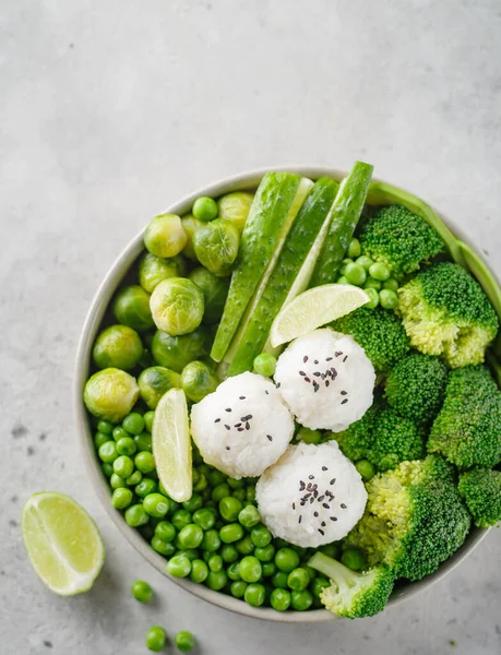 有米饭和蔬菜的绿色沙拉 色拉配柠檬 豌豆和西兰花 顶部视图 — 图库照片