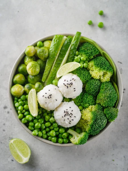 Insalata Verde Con Riso Verdure Insalata Con Limone Cetriolo Piselli — Foto Stock