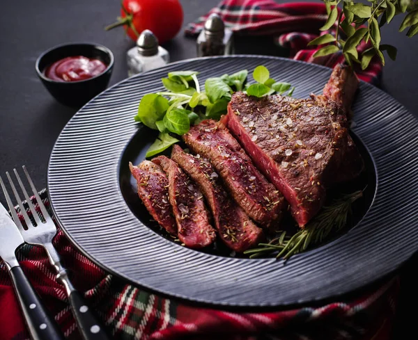 Sült Hús Csonton Bordaszem Tomahawk Steak Fekete Tányéron Rozmaringgal Pörkölt — Stock Fotó