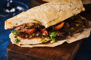 Konserve ördekli sandviç, Hoisin sosu, vişneli domates ve kırmızı biber.