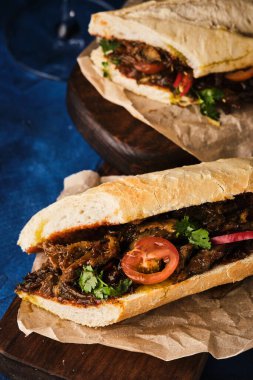 Konserve ördekli sandviç, Hoisin sosu, vişneli domates ve kırmızı biber.