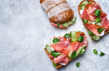 Pastırmalı İtalyan sandviçi, salatalık ve taze otlar. Ciabatta ve et. Üst görünüm.