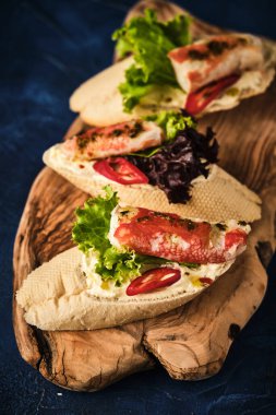 Tahtaya tereyağı, yengeç ve kırmızı biber konmuş