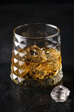 Buzlu, zarif bir bardak viski.
