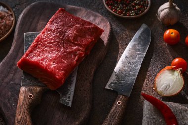 Bir kasap için et satırıyla taze çiğ et. Üst görünüm.