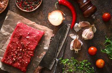 Çiğ et. Bir parça biftek. Yukarıdan bak. Soğanlı, kirazlı, tuzlu ve biberli taze et..