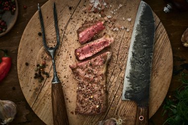 Baharatlı ızgara biftek. Üst görünüm.