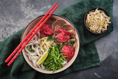 Geleneksel Vietnam çorbası. Asya yemekleri konsepti. Üst görünüm.