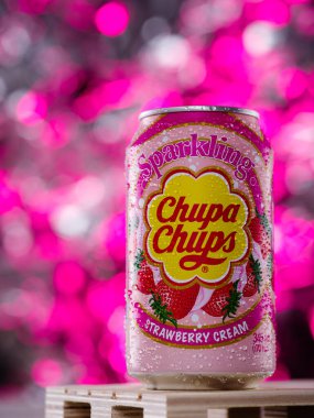 MINSK, BELARUS - 20 Şubat 2020: Köpüklü Chupa-Chups Çilek Kreması Konservesi