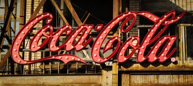 MINSK, BELARUS - ŞUBAT 18, 2020: Metal yapılar üzerine bir elektronik tabela 