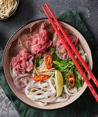 Geleneksel Vietnam çorbası. Asya yemekleri konsepti. Üst görünüm.