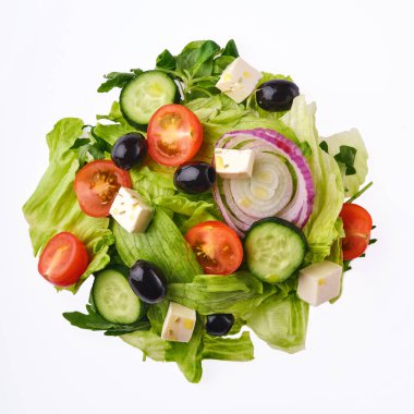 Beyaz arka planda Yunan salatası, izole, üst görünüm