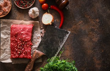 Bir kasap için et satırıyla taze çiğ et. Üst görünüm.