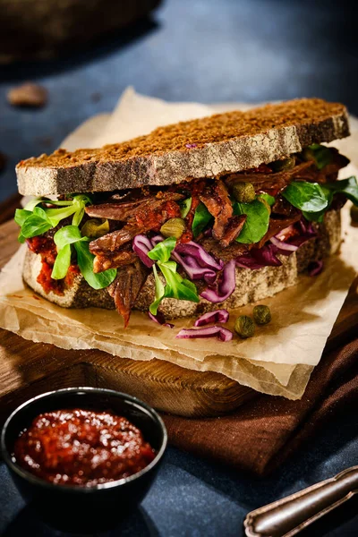 Sanduíche Carne Grelhada Suculenta Com Verduras Alcaparras Repolho Molho — Fotografia de Stock