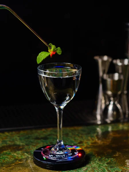 Exotický Alkoholický Koktejl Mátou Barovém Pultu — Stock fotografie