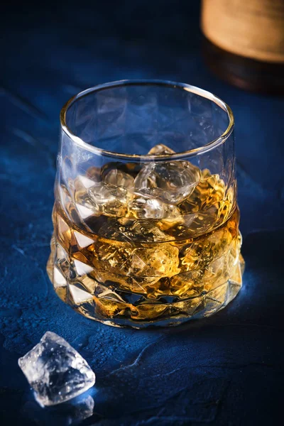Elegante Bicchiere Whisky Con Ghiaccio — Foto Stock
