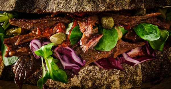 Sanduíche Carne Grelhada Suculenta Com Verduras Alcaparras Repolho Molho Fechar — Fotografia de Stock