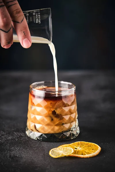 Naranccsal Díszített Kávé Férfi Kéz Tejet Önt Egy Pohárba Egy — Stock Fotó