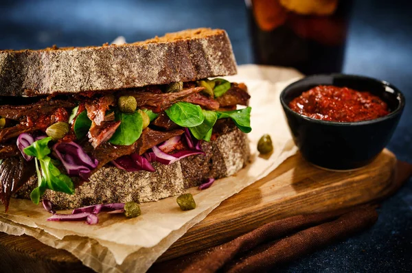 Sanduíche Carne Grelhada Suculenta Com Verduras Alcaparras Repolho Molho — Fotografia de Stock