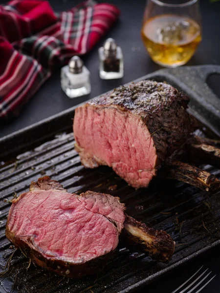 Grillezett Húsdarab Csonttal Egy Grillsütőben Sült Steak Pirítás Közepes Ritkaság — Stock Fotó