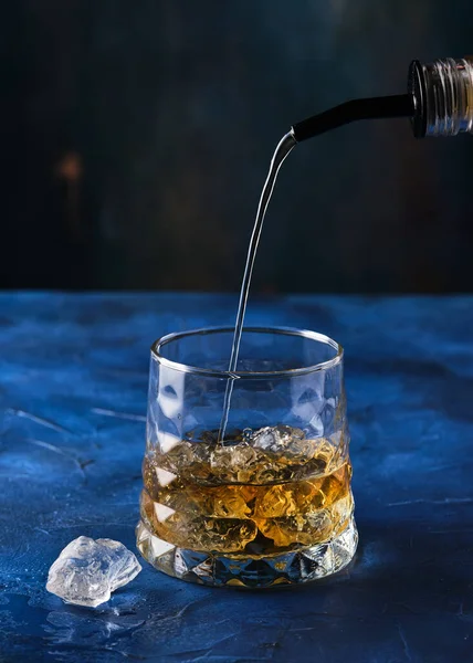 Elegancka Whisky Lodem Wlewanie Alkoholu Szklanki Butelki — Zdjęcie stockowe