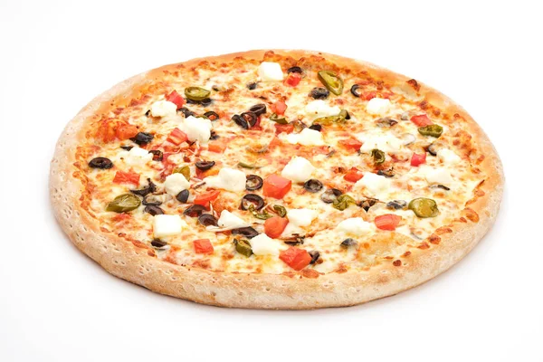 Pizza Klasik Italia Segar Dengan Zaitun Mozzarella Dan Jalapenos Terisolasi — Stok Foto