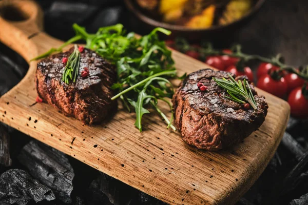 Grillezett Filézett Steak Fából Készült Vágódeszkán Succulent Vastag Lédús Adag — Stock Fotó