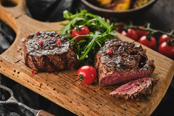 Grillezett Filézett Steak Fából Készült Vágódeszkán Succulent Vastag Lédús Adag — Stock Fotó