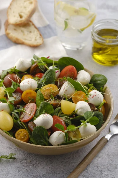 Salad Mozzarella Spinach Cherry Tomatoes Healthy Eating Vegetarian Dish — Stock Photo, Image