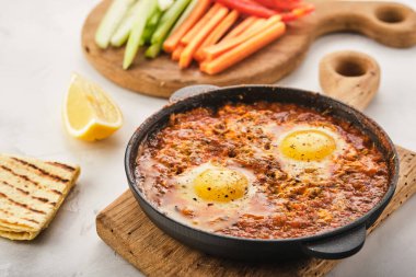 Shakshuka, domates soslu sahanda yumurta. Geleneksel Akdeniz Kızarmış Yumurtaları. İsrail mutfağı