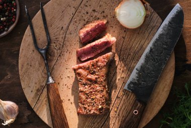 Baharatlı ızgara biftek. Üst görünüm.