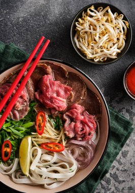 Geleneksel Vietnam çorbası. Asya yemekleri konsepti. Üst görünüm.